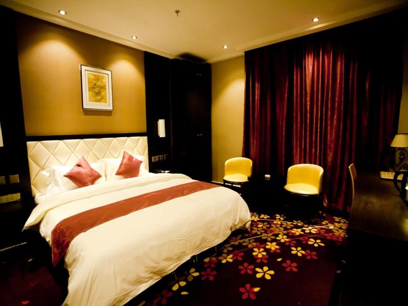 1 dormitorio con 1 cama grande y cortinas rojas en Thank Inn Chain Hotel hubei wuhan caidian district lianhua lake avenue, en Wuhan