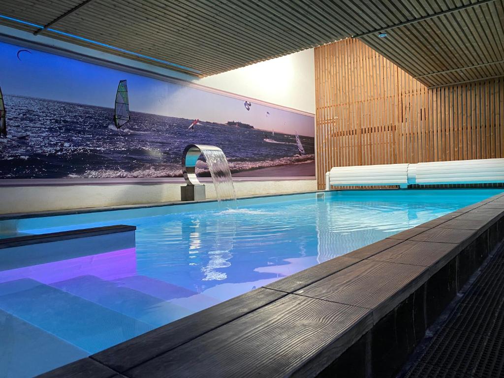 Bazén v ubytování Design & Wine Hotel nebo v jeho okolí