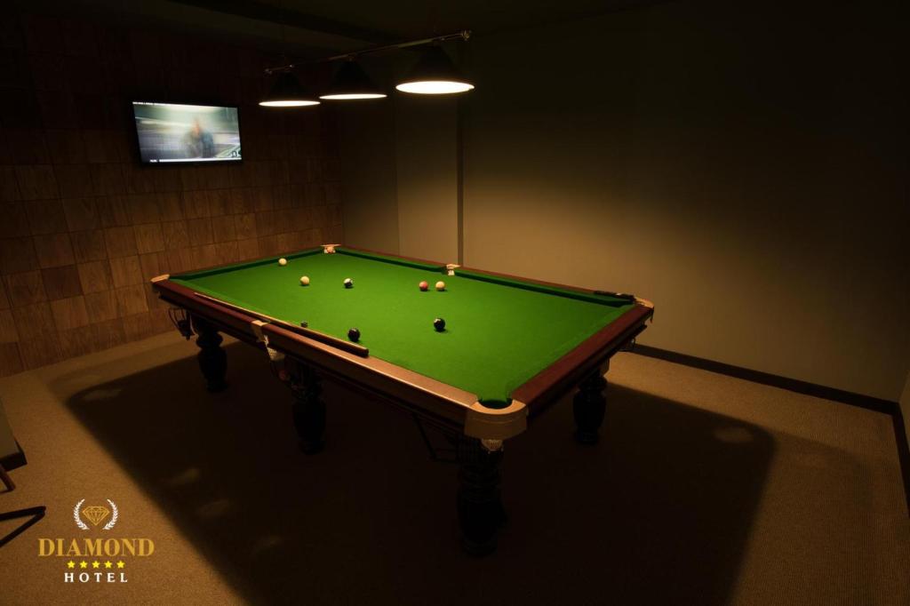 Biliár nebo kulečník v ubytování Hotel Diamond Prishtina