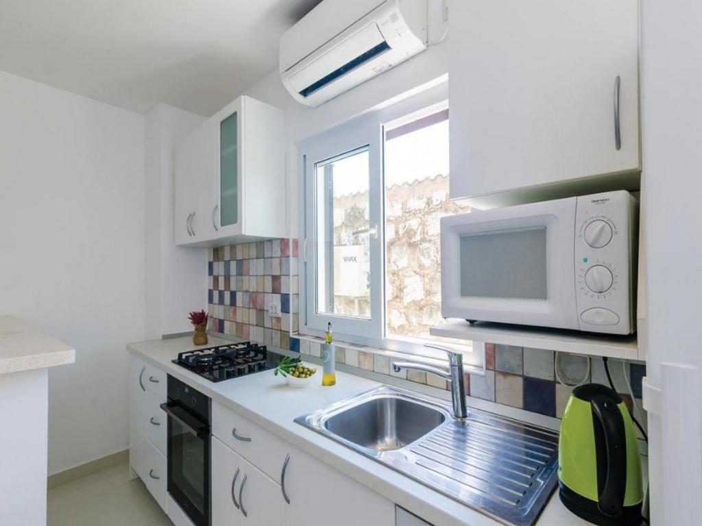 Kuchyňa alebo kuchynka v ubytovaní Holiday Home Mediterranean Dream