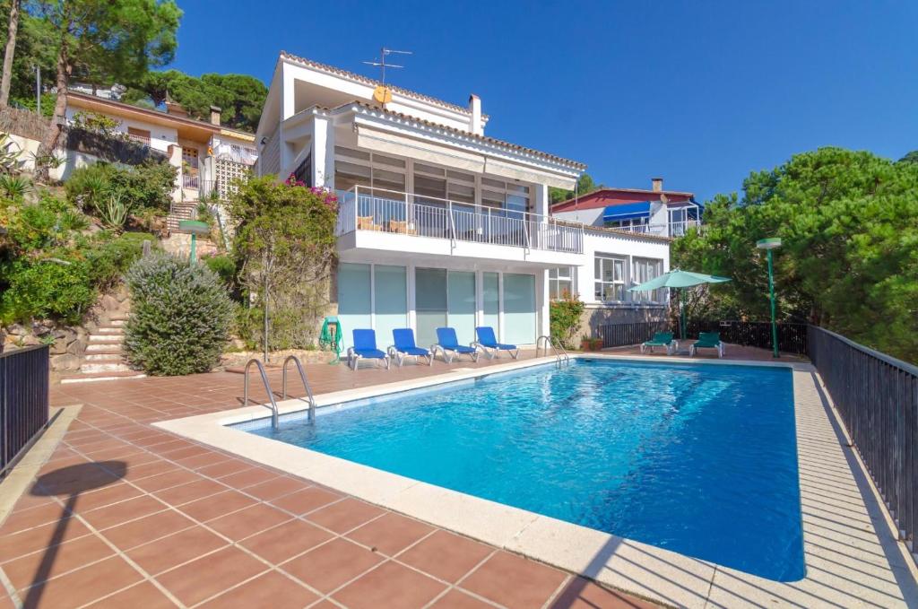 uma piscina em frente a uma casa em Club Villamar - Adela em Lloret de Mar