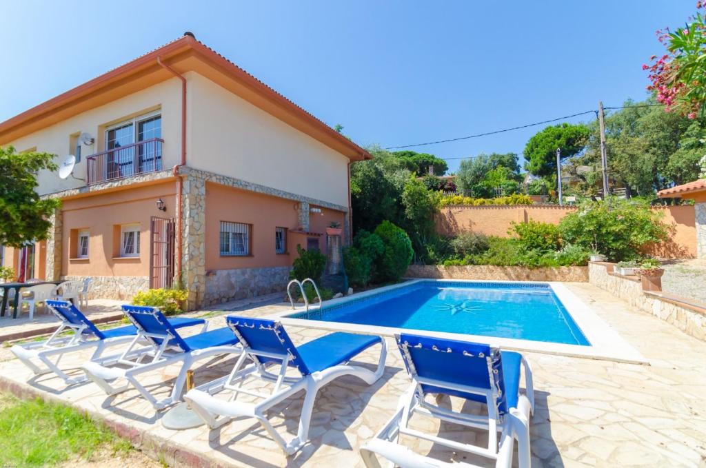 een villa met een zwembad voor een huis bij Club Villamar - Jordan in Lloret de Mar