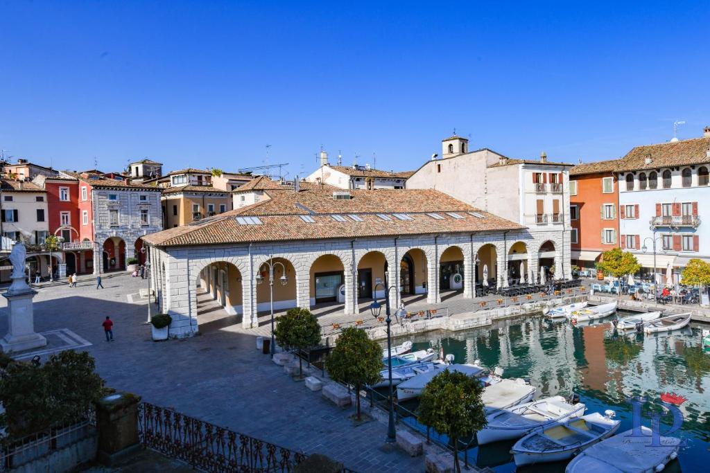 Zdjęcie z galerii obiektu DesenzanoLoft Porto Vecchio w mieście Desenzano del Garda
