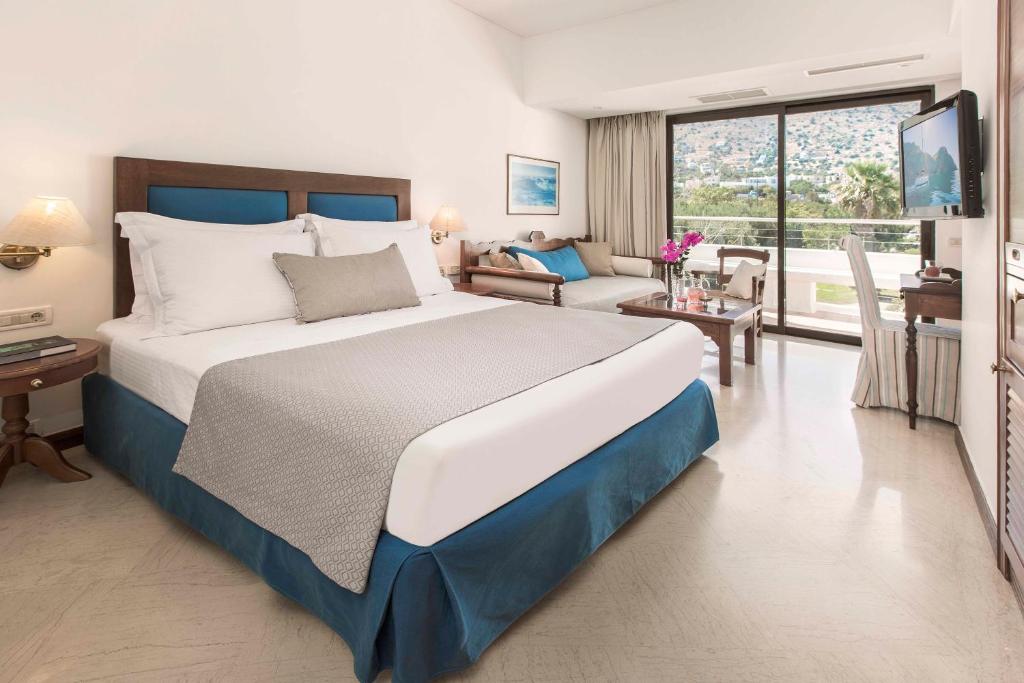 Postel nebo postele na pokoji v ubytování Elounda Bay Palace, a Member of the Leading Hotels of the World