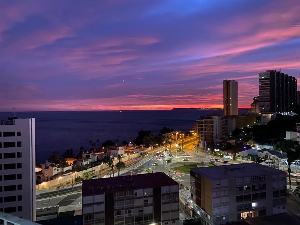 uma vista da cidade à noite em First line Apartment em Alicante