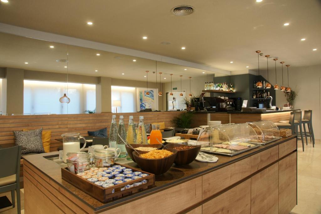 Comida en o cerca de este hotel