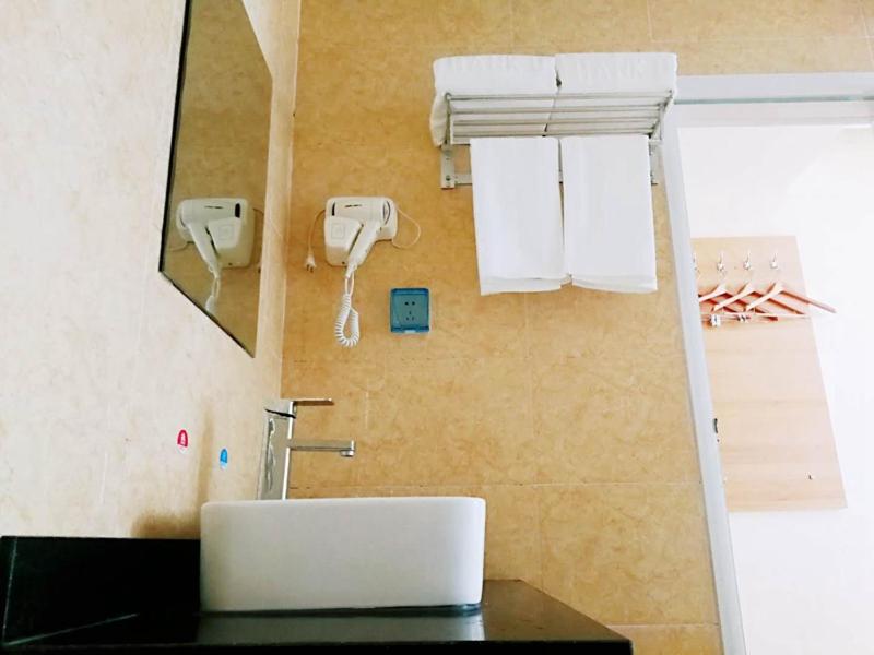 a bathroom with a sink and a mirror at Thank Inn Chain Hotel hebei zhangjiakou wanquan county kongjiazhuang bus station in Zhangjiakou