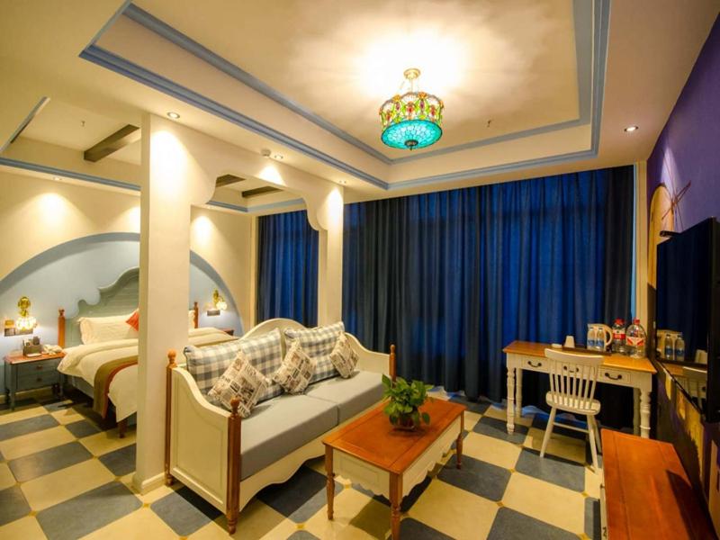 1 dormitorio con 1 cama y 1 sofá en una habitación en Thank Inn Chain Hotel Shanxi Linfen Central square of Hongtong county, en Linfen