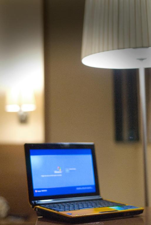 Televízia a/alebo spoločenská miestnosť v ubytovaní Hotel Ciutat De Sant Adria