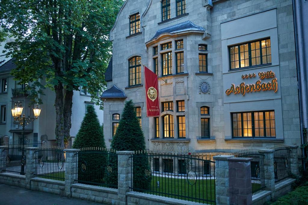 un edificio con una bandera delante de él en Hotel Villa Achenbach, en Düsseldorf