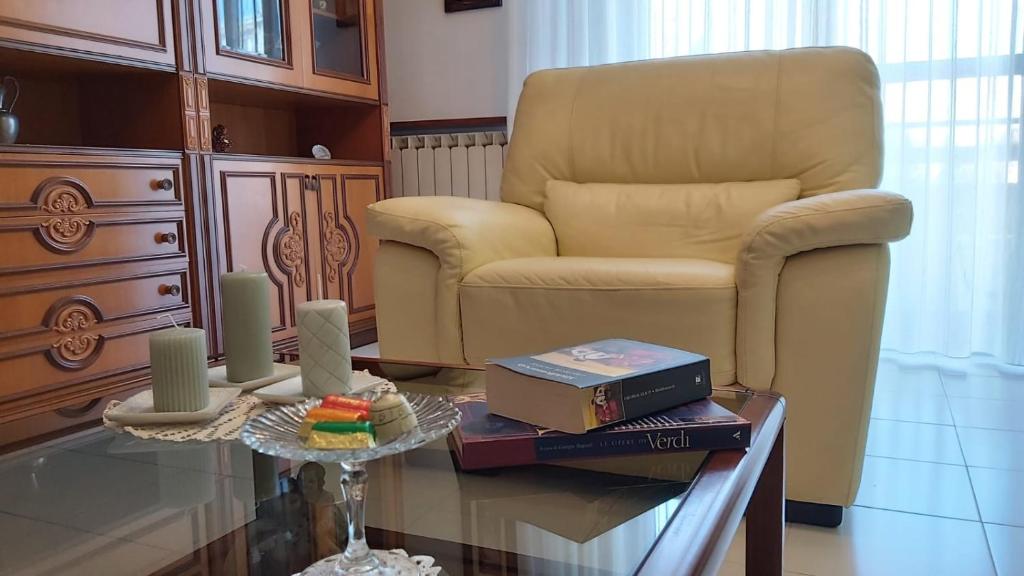 een woonkamer met een stoel en een tafel bij casa nonna Dina in Gallarate