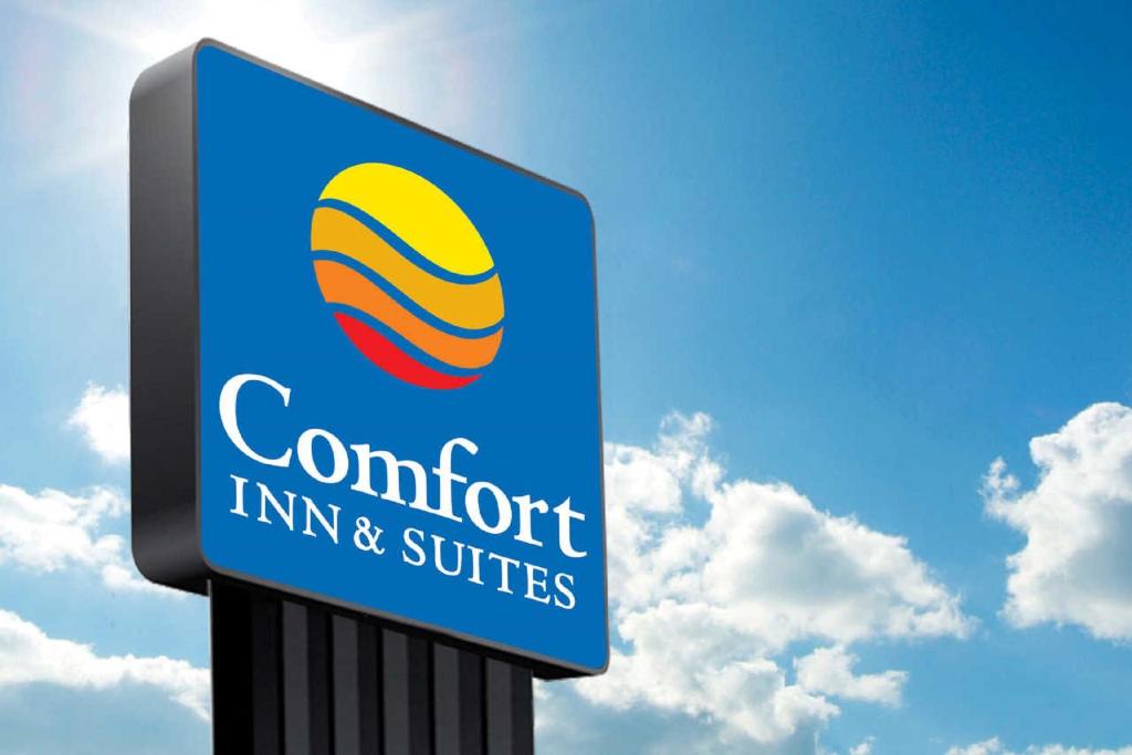 una señal para una posada y suites confort en Comfort Inn, en Brewster