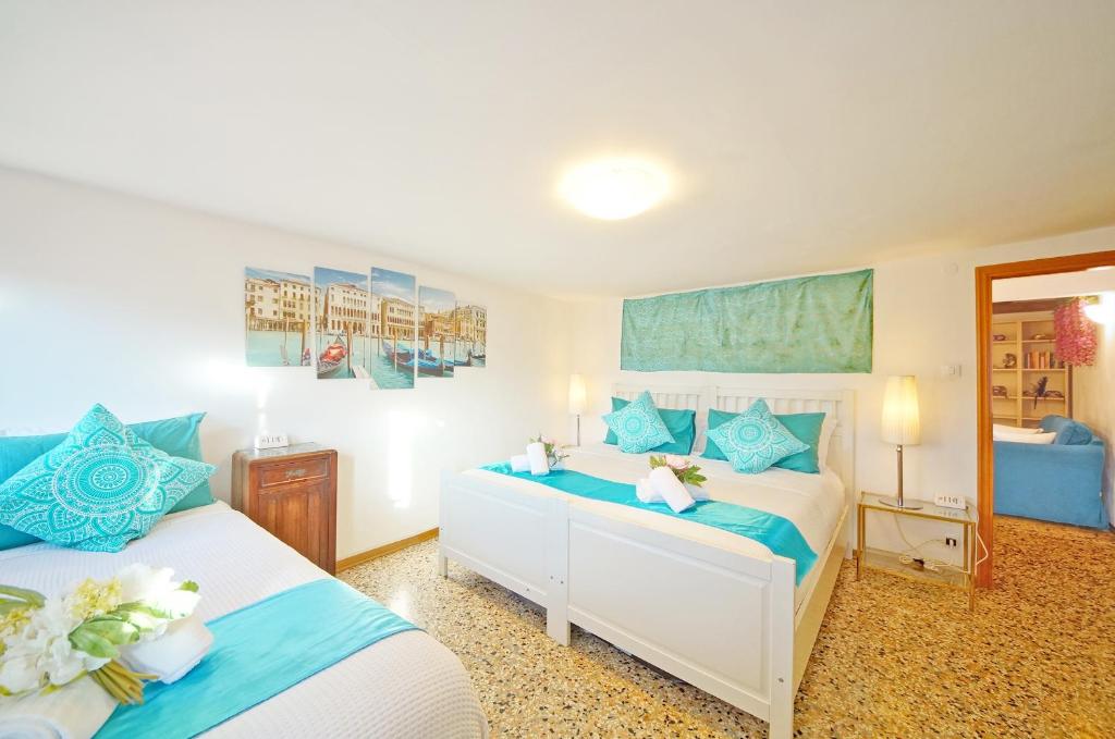 een slaapkamer met twee bedden en een spiegel bij Campo San Polo Apartment Rialto in Venetië