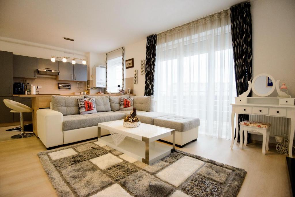 sala de estar con sofá y mesa en Beatrice Apartments, en Brasov