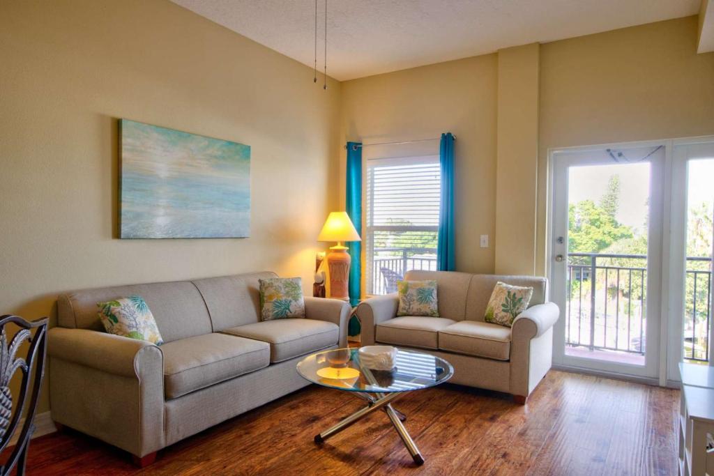 uma sala de estar com um sofá e uma mesa em 305 - Madeira Bay Resort em St. Pete Beach