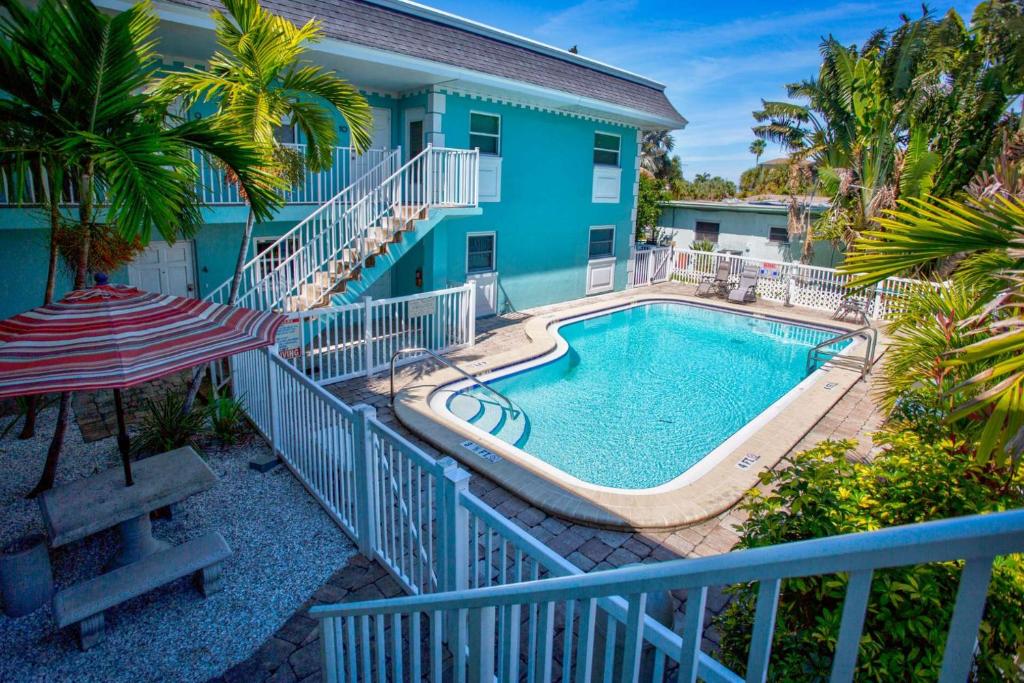 einen Balkon mit Pool und ein Haus in der Unterkunft 2 - Copa Palms in St Pete Beach