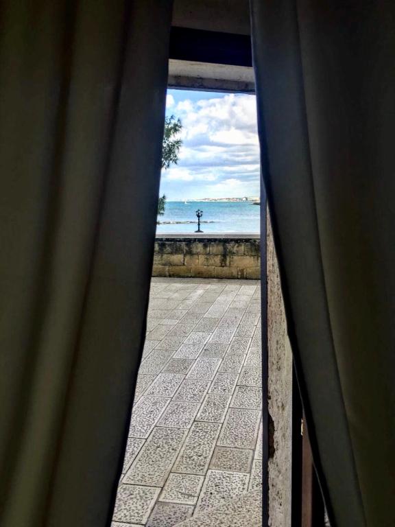 widok na ocean z okna w obiekcie La Stanza w mieście Bari