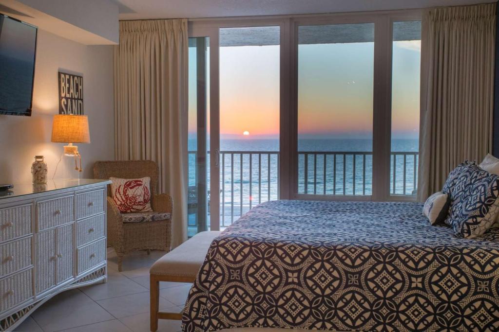 una camera con letto e vista sull'oceano di 519 - Island Inn a St Pete Beach