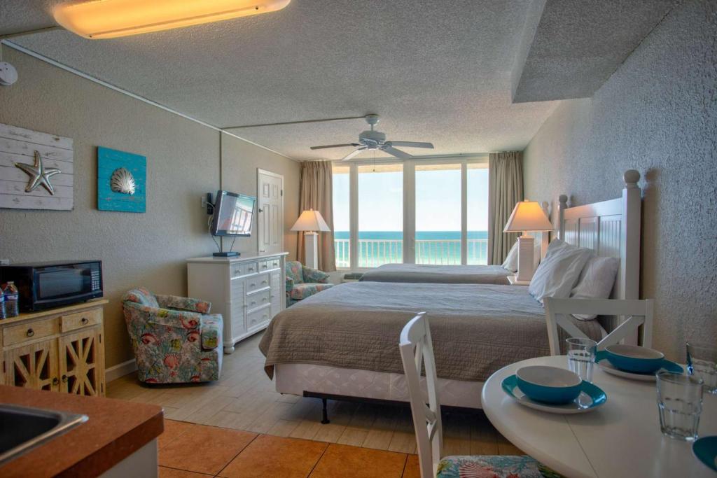 Un pat sau paturi într-o cameră la 513 - Island Inn