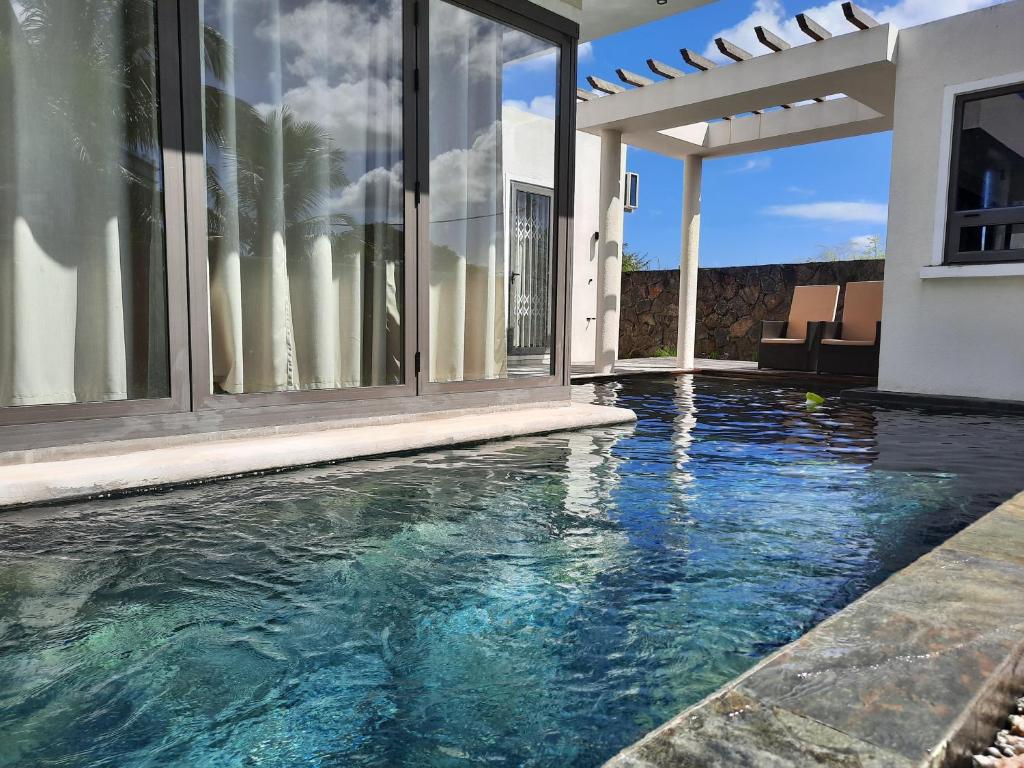 una piscina frente a una casa en Ohana Retreat Villa en Mont Choisy