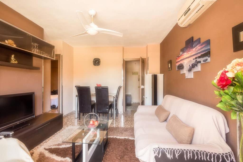 A television and/or entertainment centre at Fantastic Location - Ground Floor Apartment in walking distance to the beach