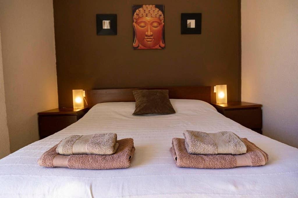 A bed or beds in a room at Fantastic Location - Ground Floor Apartment in walking distance to the beach