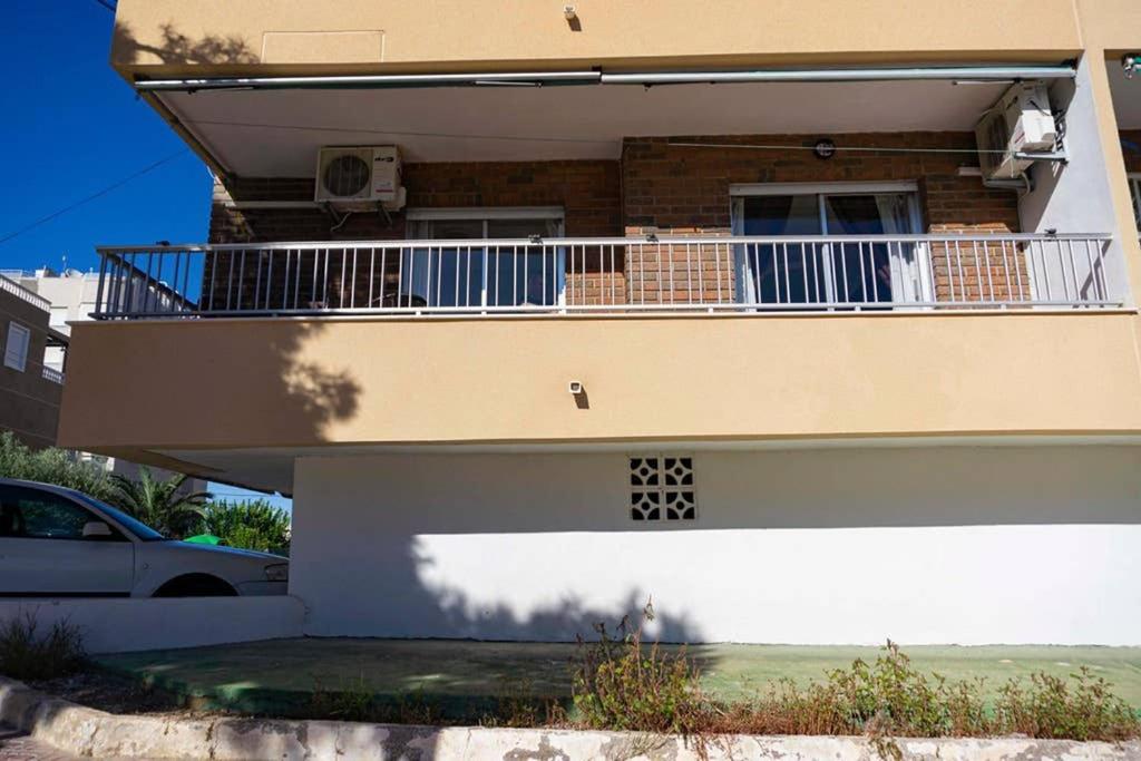 A balcony or terrace at Fantastic Location - Ground Floor Apartment in walking distance to the beach