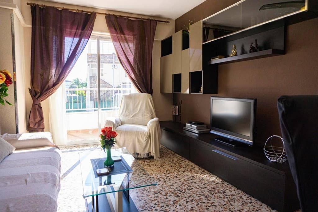A television and/or entertainment centre at Fantastic Location - Ground Floor Apartment in walking distance to the beach