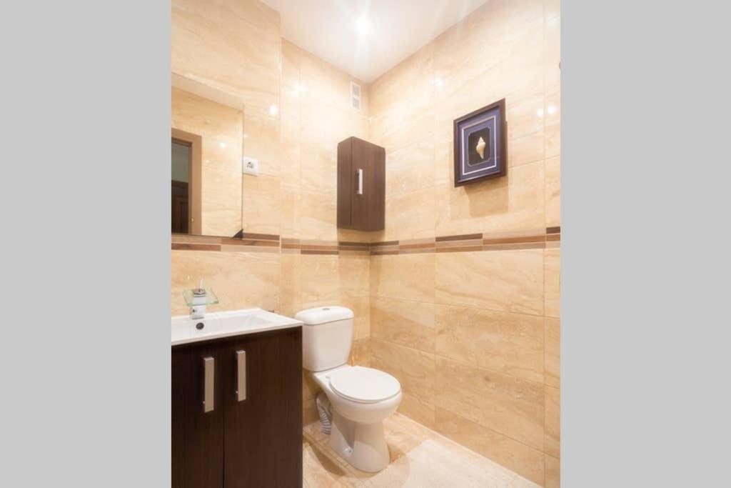 A bathroom at Fantastic Location - Ground Floor Apartment in walking distance to the beach