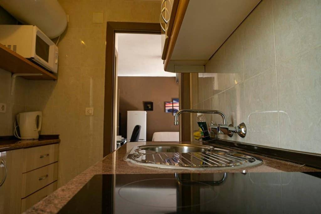 A kitchen or kitchenette at Fantastic Location - Ground Floor Apartment in walking distance to the beach