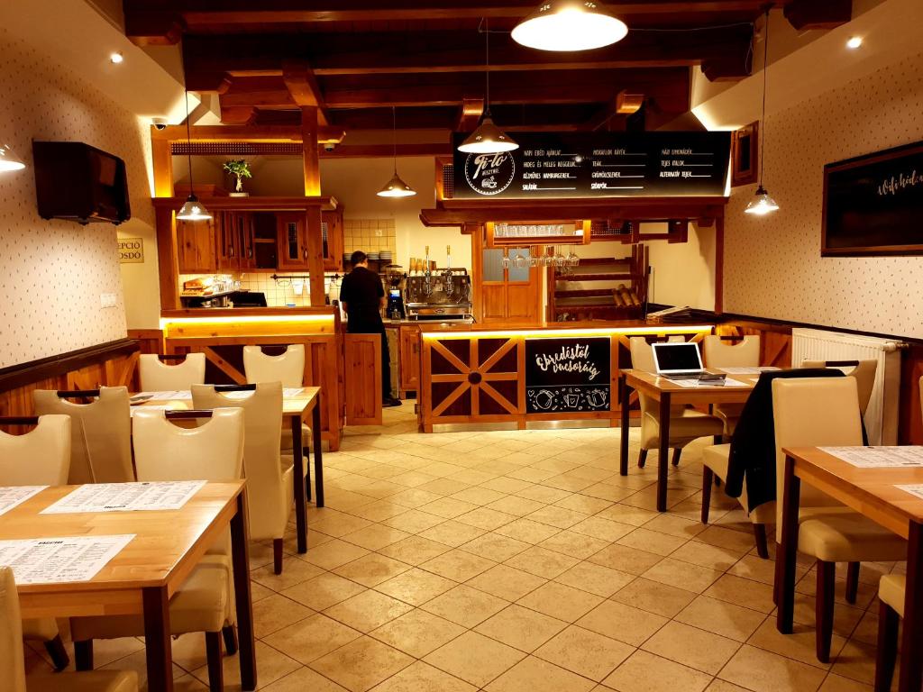 Restauracja lub miejsce do jedzenia w obiekcie Nádasdi Ház