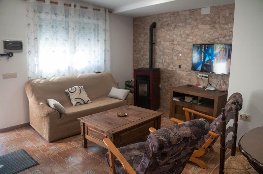 salon z kanapą i stołem w obiekcie Casa rural LAS TABLAS II w mieście Riópar