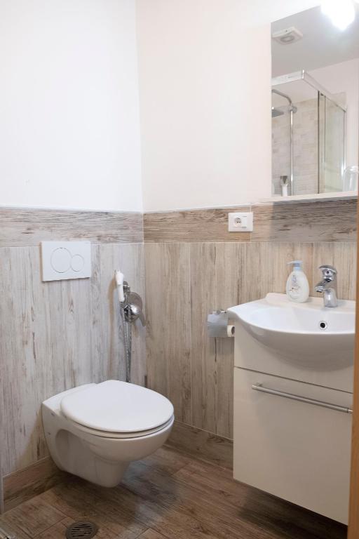 łazienka z białą toaletą i umywalką w obiekcie City Apartments Portico w Meranie
