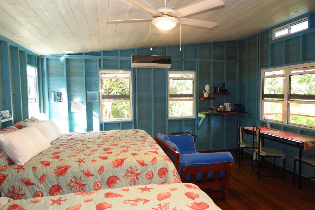 เตียงในห้องที่ Maya Hill Lodge