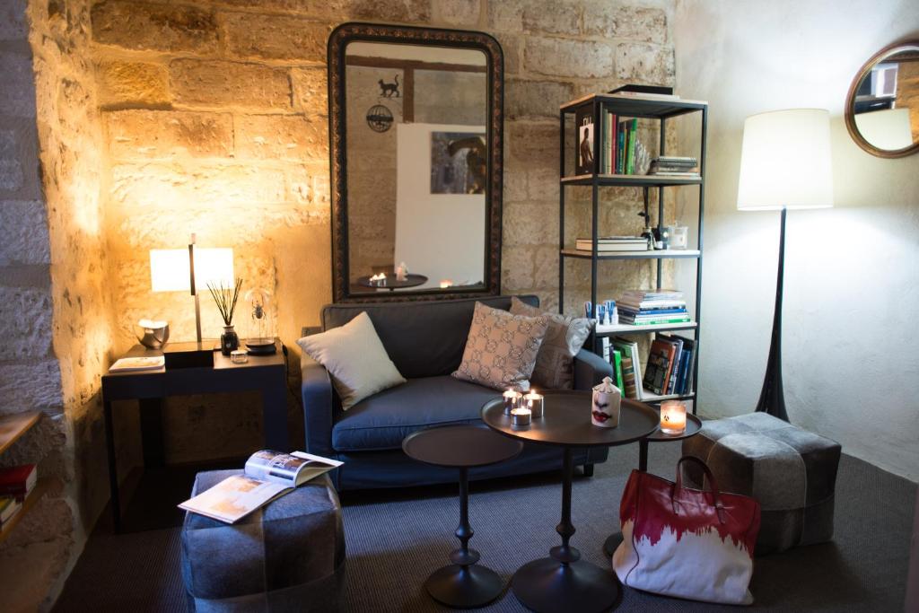 sala de estar con sofá y mesa en La Banasterie en Aviñón