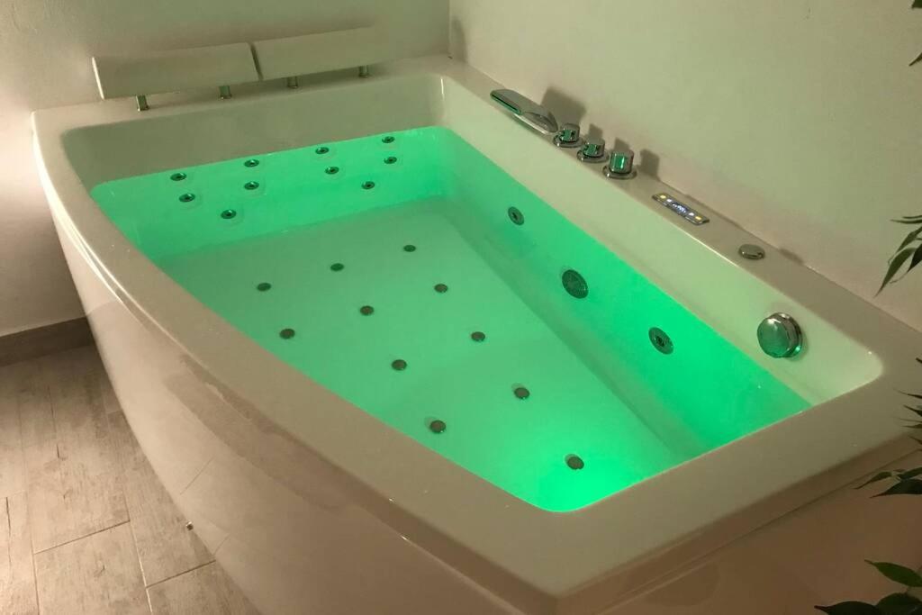 Apartment with Jacuzzi Free Wifi, Valencia – Precios ...