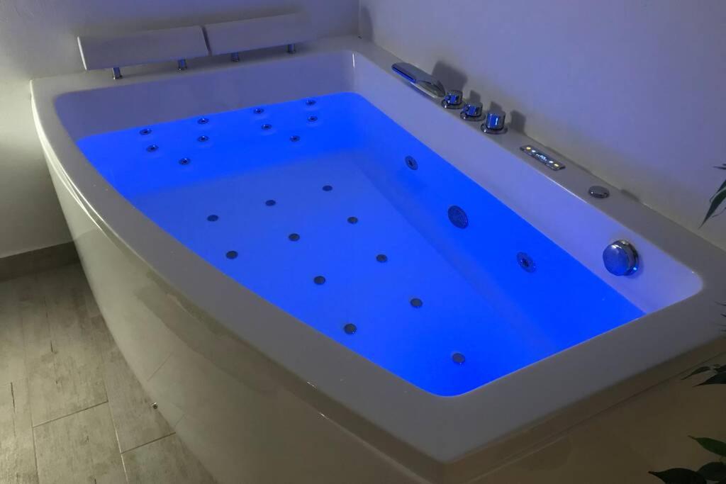 Apartment with Jacuzzi Fast internet Free Wifi, Valencia ...