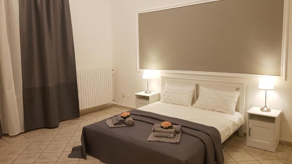 una camera da letto con un grande letto con due lampade sopra di Residenza Trevisani a Bari