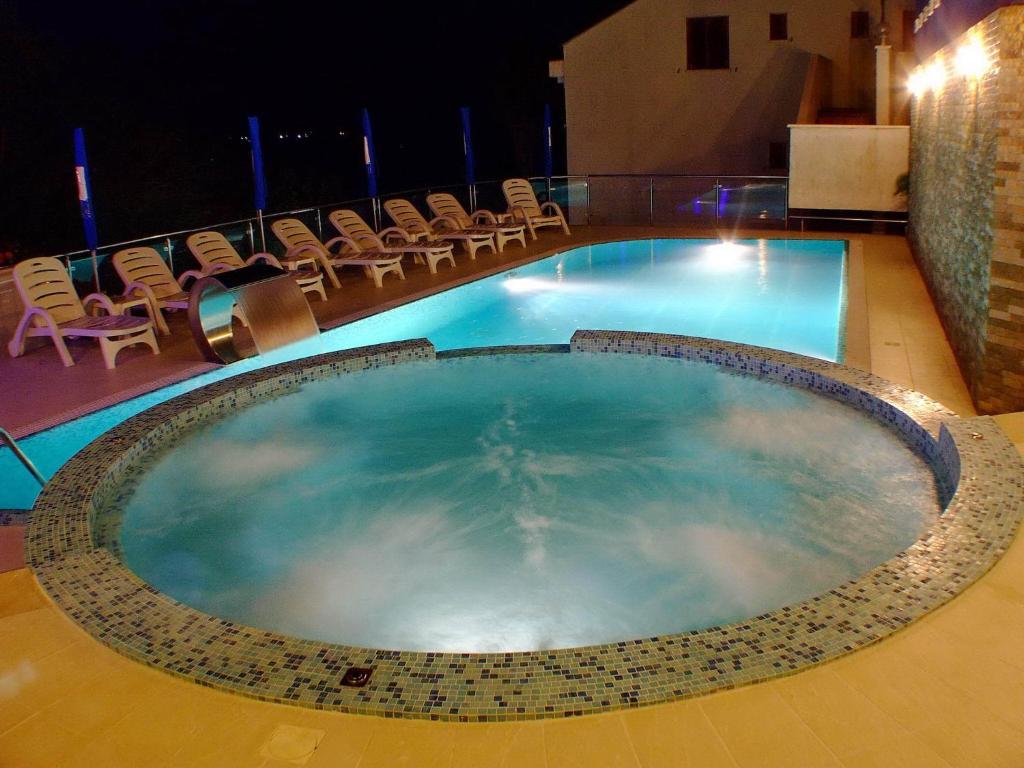 Bassein majutusasutuses Meridian Hotel või selle lähedal