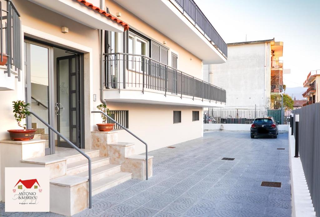 un'auto parcheggiata davanti a un edificio di Antonio&Maria's home a Pompei