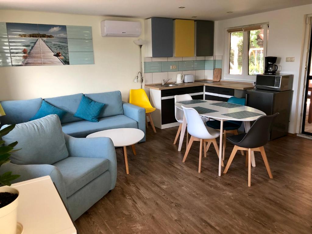 Kuchyň nebo kuchyňský kout v ubytování Balaton Wellness Tom Cat nyaraló 1 wellness és 1 gyermekbarát apartmannal