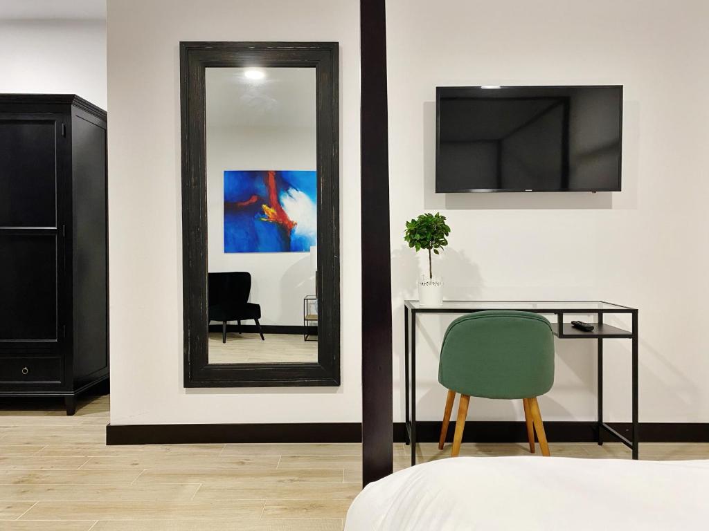 A television and/or entertainment centre at La SIGRINA Tuy