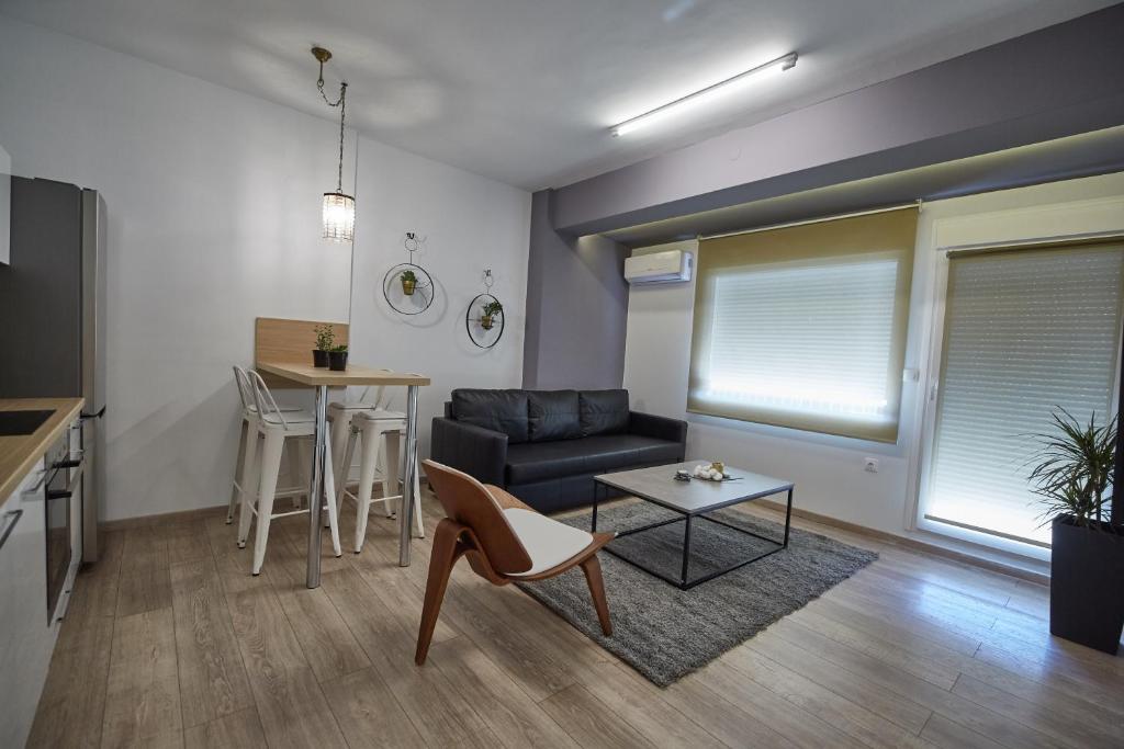 sala de estar con sofá y mesa en Luxury Studio in Thessaloniki, en Tesalónica