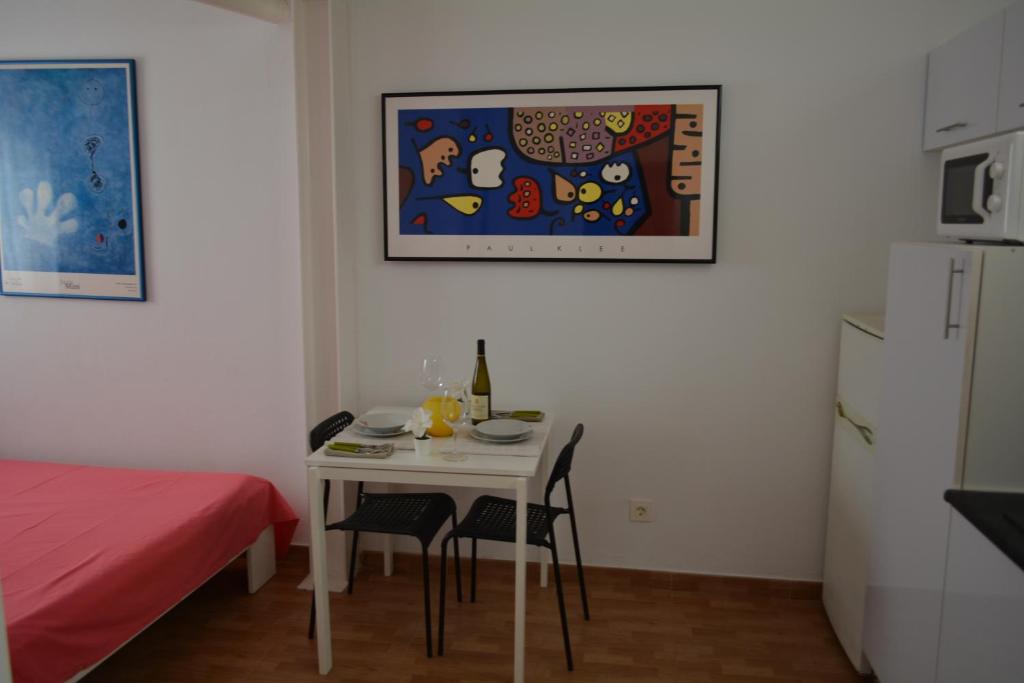 Camera piccola con tavolo e sedie bianchi di Maspalomas Studio a Maspalomas