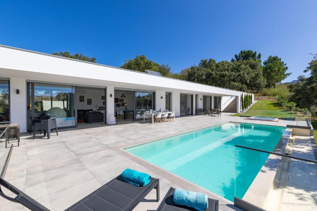Elegant Villa with infinity pool & hot tubの敷地内または近くにあるプール