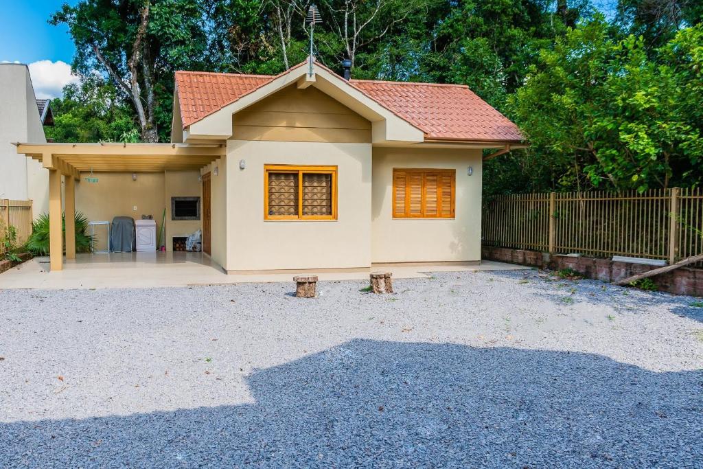 a small house with a driveway in front of it at Cantinho do Sossego in Nova Petrópolis