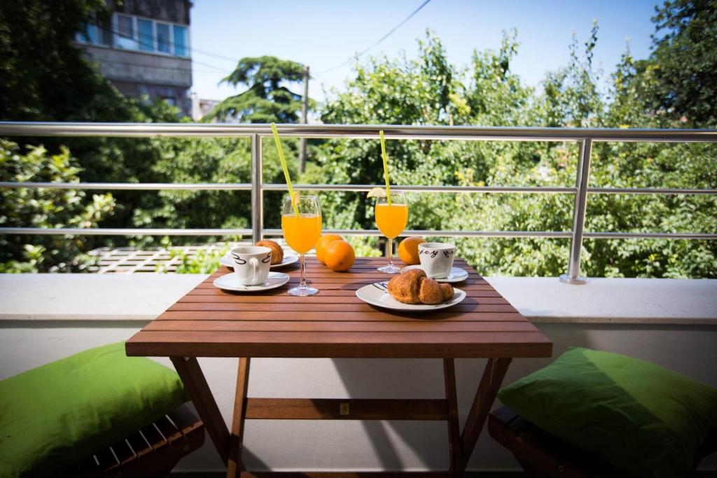 una mesa con comida y bebida en el balcón en Villa Mia, en Dubrovnik