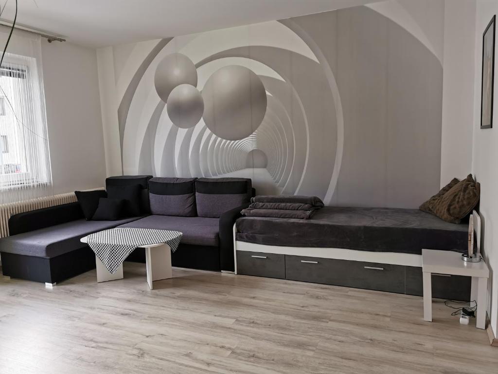 ein Wohnzimmer mit einem Sofa und einem Tisch in der Unterkunft Nina´s Appartement Bad Mitterndorf in Bad Mitterndorf