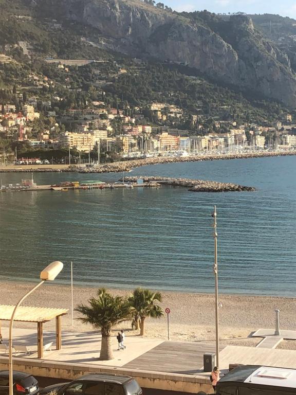 - une vue sur une plage avec une ville en arrière-plan dans l'établissement CASA VACANZA IN COSTA AZZURRA, à Menton