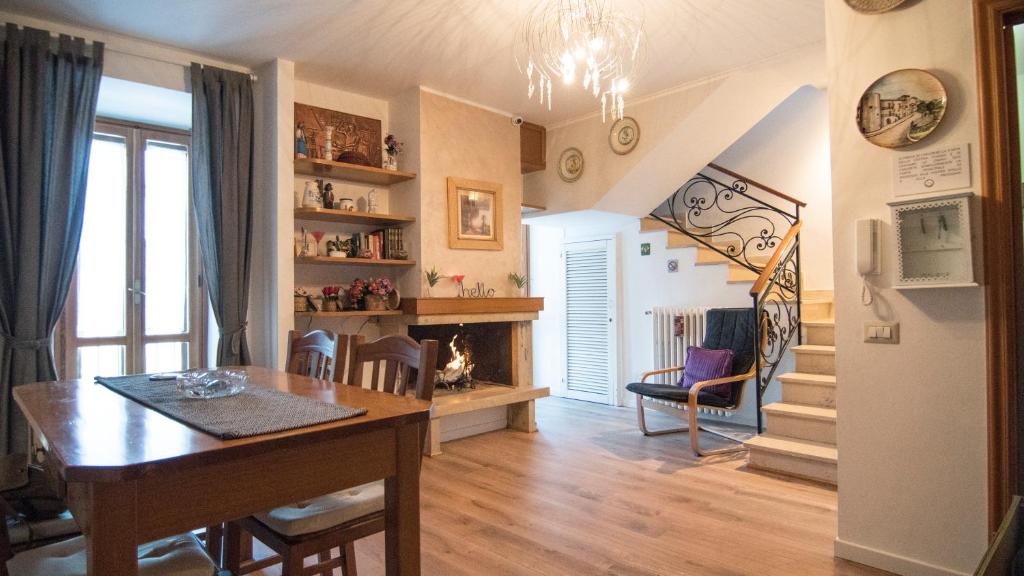a living room with a dining room table and a staircase at B&B La Majelletta in Guardiagrele